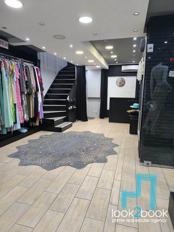 CLOTHING BUSINESS IN THE CENTER OF GLYFADA 